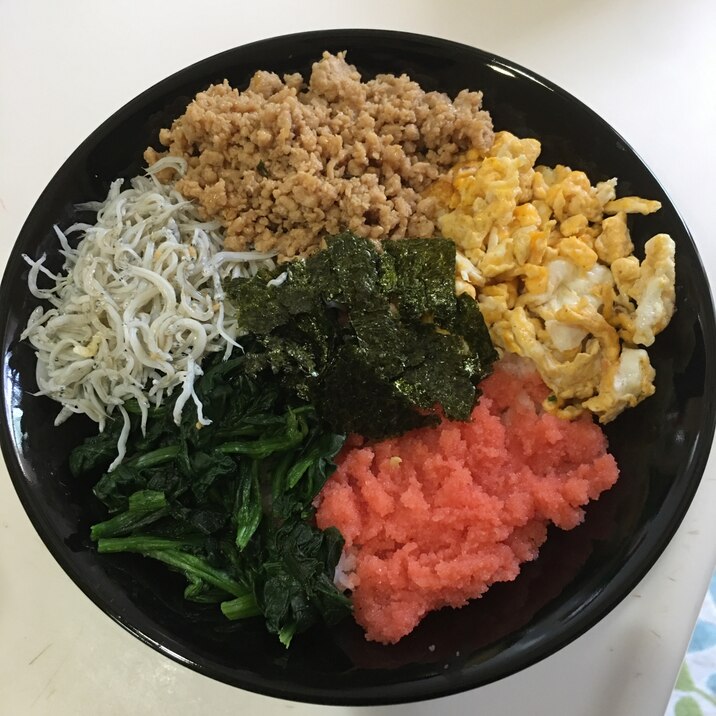 鶏そぼろ五色丼